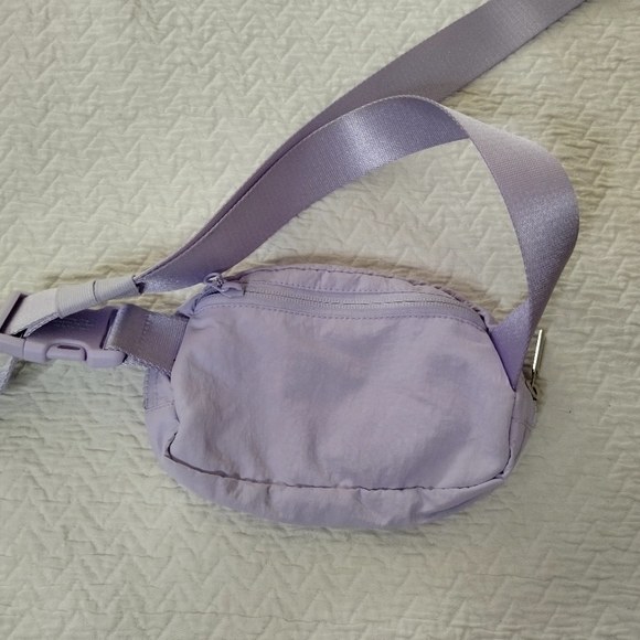 Everywhere Belt Bag with Long Strap 1L Lavender Fog Discontinued - Picture 3 of 5